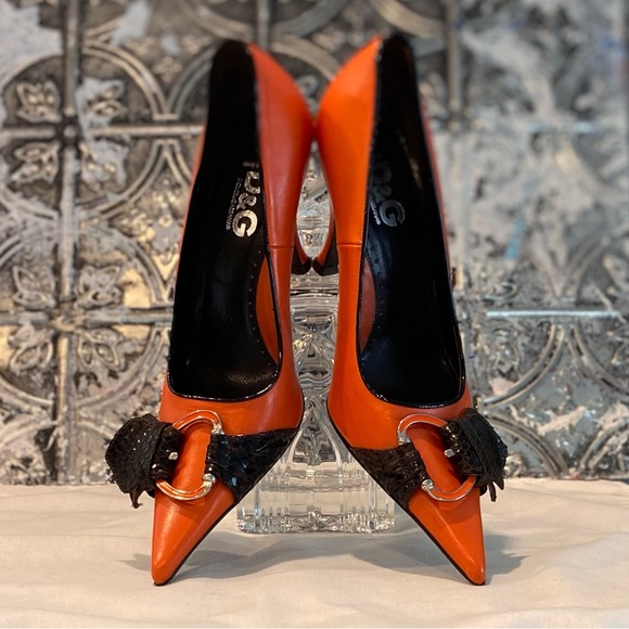 Dolce & Gabbana Sz 37 Orange Buckle Snakeskin Stiletto Pumps - Picture 2 of 8